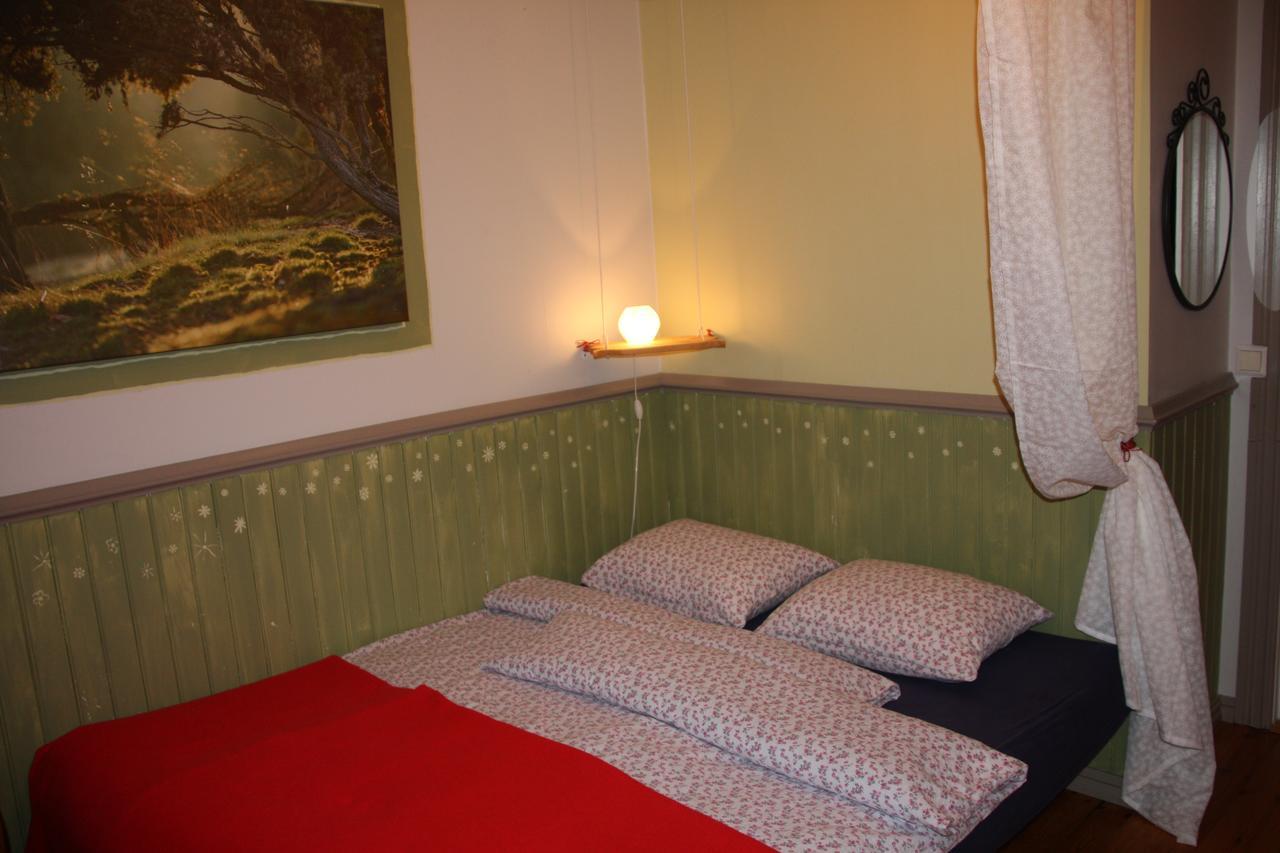 Julia'S Guesthouse B&B Hnaus Bagian luar foto