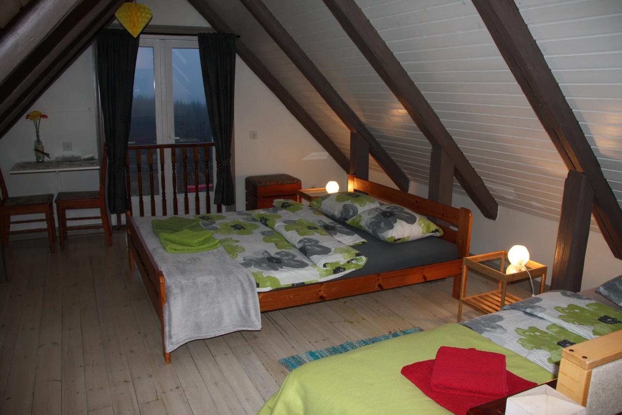 Julia'S Guesthouse B&B Hnaus Bagian luar foto